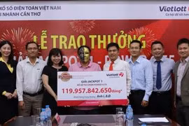 Ông L.B.Đ nhận giải độc đắc gần 120 tỷ đồng. (Ảnh: CTV/Vietnam+)