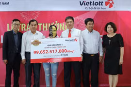 Chị B.T.H.N đại diện gia đình nhận giải Jackpot 1 trị giá gần 100 tỷ đồng. (Ảnh: CTV/Vietnam+)
