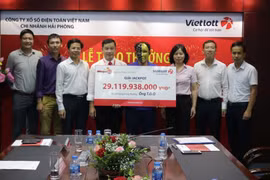 Vietlott vừa tổ chức lễ trao giải Jackpot trị giá hơn 29 tỷ đồng cho anh T.D.O đến từ Nghệ An. (Ảnh: CTV/Vietnam+)