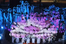 Kinh thành Huế rực rỡ đêm khai mạc Tuần lễ Festival nghệ thuật quốc tế 2024
