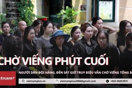 Người dân đội nắng, chờ đến phút cuối để vào viếng Tổng Bí thư