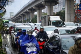Hà Nội: Mưa lớn gây ùn tắc giao thông nhiều tuyến đường đầu giờ sáng 