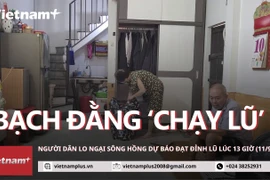 Phố Bạch Đằng ngập úng, người dân lo ngại đỉnh lũ sông Hồng đầu giờ chiều