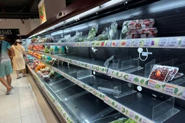 Người mua "vét sạch" quầy thực phẩm tại một số siêu thị ở Hà Nội