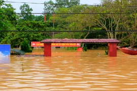 Nước ngập sâu ở xã Phương Mỹ, huyện Hương Khê. (Ảnh: TTXVN phát)