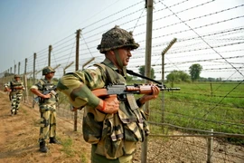 Binh sỹ Ấn Độ gác tại khu vực Jammu trên biên giới Ấn Độ-Pakistan ngày 2/10. (Nguồn: AFP/TTXVN)
