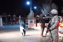Binh sỹ Pakistan được triển khai tới hiện trường vụ tấn công. (Nguồn: AFP/TTXVN)