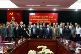 Các đại biểu dự buổi gặp mặt chụp ảnh lưu niệm. (Ảnh: Lê Hữu Quyết /TTXVN)