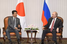 Tổng thống Nga Vladimir Putin gặp Thủ tướng Nhật Bản Shinzo Abe ở Lima, ngày 19/11. (Nguồn: Kyodo)