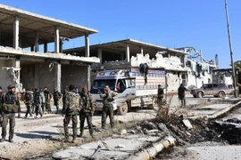 Lực lượng ủng hộ Chính phủ Syria sau khi giành lại quyền kiểm soát quận Myessar, phía đông Aleppo ngày 4/12. (Nguồn: AFP/TTXVN)