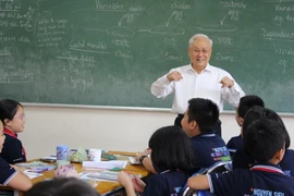 Thầy Nguyễn Trọng Vĩnh giao lưu với học sinh trong một tiết học. (Ảnh: Minh Nghĩa/TTXVN)