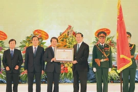 Chủ tịch nước Trần Đại Quang trao Huân chương Độc lập hạng Nhất cho Đảng bộ, chính quyền và nhân dân các dân tộc tỉnh Phú Thọ. (Ảnh: Nhan Sáng/TTXVN)