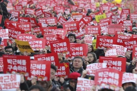 Biểu tình kêu gọi Tổng thống Park Geun-hye từ chức tại thủ đô Seoul ngày 3/12. (Nguồn: AP/TTXVN)