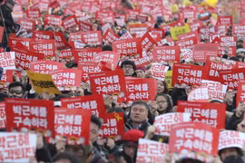 Biểu tình kêu gọi Tổng thống Park Geun-hye từ chức tại thủ đô Seoul ngày 3/12. (Nguồn: AP/TTXVN)