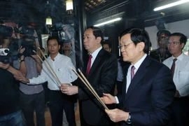 Chủ tịch nước Trần Đại Quang và nguyên Chủ tịch nước Trương Tấn Sang dâng hương tưởng niệm tại Nhà lưu niệm Quyền Chủ tịch nước Huỳnh Thúc Kháng. (Ảnh: Nhan Sáng/TTXVN)