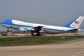Ông Trump đề nghị hủy hợp đồng mua chuyên cơ Air Force One