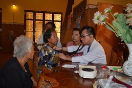 Khám bệnh, phát thuốc miễn phí và tặng quà cho kiều bào và người dân nghèo Campuchia. (Ảnh: Trần Chí Hùng/Vietnam+)