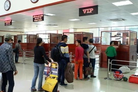 Khách nhập cảnh làm thủ tục tại Biên phòng cửa khẩu Quốc tế Hữu Nghị. (Ảnh: Hoàng Hùng/TTXVN)