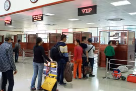 Khách nhập cảnh làm thủ tục tại Biên phòng cửa khẩu Quốc tế Hữu Nghị. (Ảnh: Hoàng Hùng/TTXVN)
