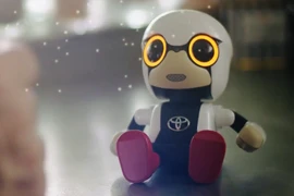 Hết cảm giác buồn chán khi lái xe với chú robot của Toyota 