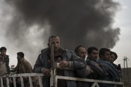 Người dân Iraq chạy khỏi các khu vực IS kiểm soát gần Qayara, phía nam Mosul ngày 1/11. (Nguồn: AP/TTXVN)