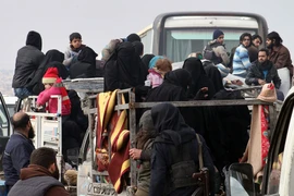 Đoàn xe đưa người dân Syria sơ tán khỏi miền đông Aleppo ngày 16/12. (Nguồn: AP/TTXVN)