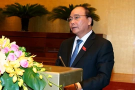 Thủ tướng Nguyễn Xuân Phúc trình bày Báo cáo về kết quả thực hiện kế hoạch phát triển kinh tế-xã hội năm 2016; kế hoạch phát triển kinh tế-xã hội năm 2017. (Ảnh: Thống Nhất/TTXVN)