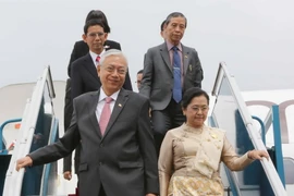 Tổng thống Htin Kyaw và Phu nhân tới sân bay quốc tế Nội Bài, Hà Nội. (Ảnh: Phương Hoa/TTXVN)