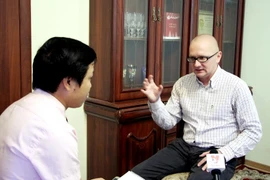 Chuyên gia Pavel Gudev trả lời phóng vấn phóng viên TTXVN. (Ảnh: Quang Vinh/Vietnam+