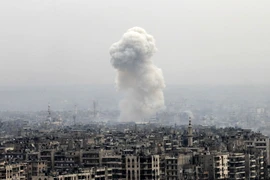 Khói bốc lên sau khi quân chính phủ không kích khu vực do quân nổi dậy kiểm soát ở đông Aleppo ngày 5/12. (Nguồn: AP/TTXVN)