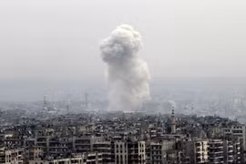 Khói bốc lên sau khi quân chính phủ không kích khu vực do quân nổi dậy kiểm soát ở đông Aleppo ngày 5/12. (Nguồn: AP/TTXVN)