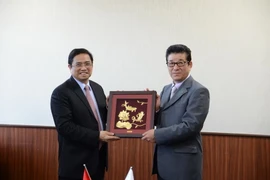 Ông Phạm Minh Chính, Ủy viên Bộ Chính trị, Trưởng ban Tổ chức Trung ương tặng quà lưu niệm cho thống đốc tỉnh Osaka Ichiro Matsui. (Ảnh: Thành Hữu/Vietnam+)