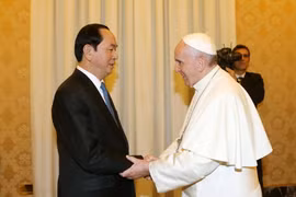 Giáo hoàng Francis đón tiếp Chủ tịch nước Trần Đại Quang. (Ảnh: Nhan Sáng/TTXVN)