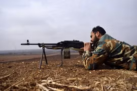 Lực lượng đối lập Syria giao tranh với quân đôi Chính phủ Syria tại làng Teir Maalah, tỉnh Homs ngày 5/12. (Nguồn: AFP/TTXVN)
