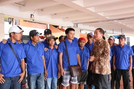 Cán bộ Đại sứ quán Việt Nam tại Indonesia cặn các ngư dân trước khi về nước. (Ảnh: Đỗ Quyên/Vietnam+)