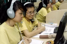 Giờ học tiếng Anh tại phòng học tiếng của học sinh trung học phổ thông. (Ảnh: Bích Ngọc/TTXVN)