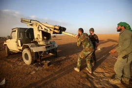Lực lượng dân quân Hồi giáo dòng Shiite trong chiến dịch chống IS tại Mosul ngày 3/12. (Nguồn: AFP/TTXVN)