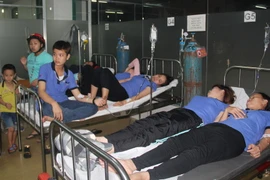 Các công nhân Công ty Far Eastern đang nằm cấp cứu. (Ảnh: Huyền Trang/TTXVN)