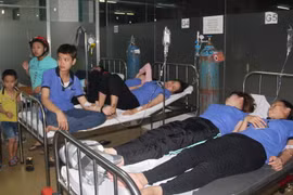 Các công nhân Công ty Far Eastern đang nằm cấp cứu. (Ảnh: Huyền Trang/TTXVN)