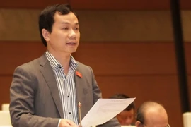 Đại biểu Quốc hội tỉnh Vĩnh Long Phạm Tất Thắng phát biểu ý kiến trên hội trường. (Ảnh: Phương Hoa/TTXVN)