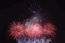 Trình diễn thi bắn pháo hoa tại Cuộc thi trình diễn pháo hoa quốc tế Đà Nẵng năm 2015. (Ảnh: Trần Lê Lâm/TTXVN)