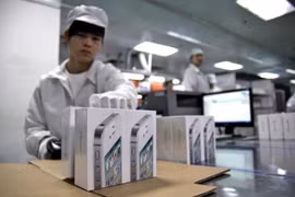 Sản phẩm iPhone chuẩn bị xuất xưởng trong nhà máy Foxconn.