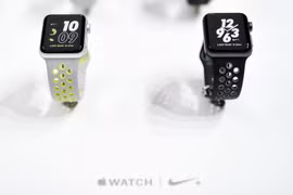 Đồng hồ thông minh Apple Watch Series 2. (Nguồn: AFP/TTXVN)