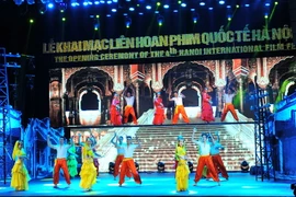 Tiết mục văn nghệ khai mạc liên hoan phim 2016. (Ảnh: Minh Đức/TTXVN)