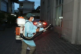 Phun xịt thuốc tại quận 3, quận vừa phát hiện hai trường hợp nhiễm virus Zika trong tuần này. (Ảnh: Phương Vy/TTXVN)