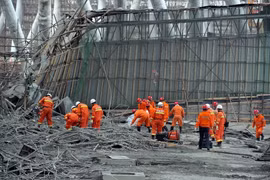 Nhân viên cứu hộ tìm kiếm những người bị mắc kẹt trong đống đổ nát. (Nguồn: AFP/TTXVN)