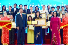Bà Lê Như Hoa đón nhận Bằng khen của Thủ tướng Chính phủ và Giải thưởng “Doanh nghiệp vì Người lao động” năm 2016. (Nguồn: VietinBank)