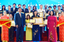 Bà Lê Như Hoa đón nhận Bằng khen của Thủ tướng Chính phủ và Giải thưởng “Doanh nghiệp vì Người lao động” năm 2016. (Nguồn: VietinBank)