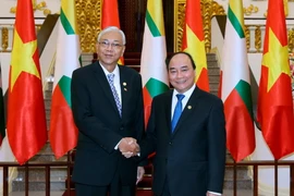 Thủ tướng Nguyễn Xuân Phúc hội kiến với Tổng thống Cộng hòa Liên bang Myanmar Htin Kyaw đang có chuyến thăm cấp Nhà nước tới Việt Nam. (Ảnh: Thống Nhất/TTXVN)