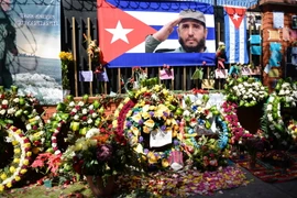 Người dân đặt hoa bên ngoài Đại sứ quán Cuba ở Guatemala để bày tỏ lòng thương tiếc Lãnh tụ Cuba Fidel Castro tại Guatemala City, Guatemala ngày 28/11. (Nguồn: AFP/TTXVN)